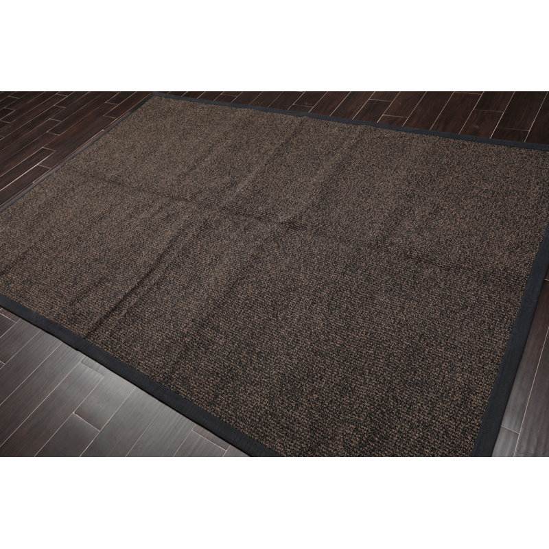 Tapis noir en laine crocheté