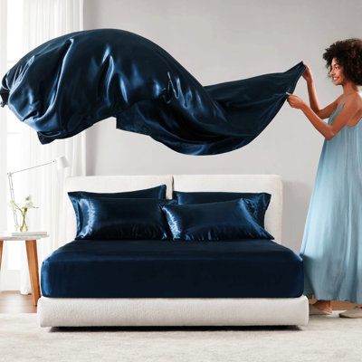 Drap simple en satin - luxe et froissé. Convient aux matelas de 16 po ou moins. Comprend 1 drap plat, 4 taies d'oreiller ajustées. Texture lisse, sommeil réparateur. Bleu foncé, 100%. Draps lavables à froid