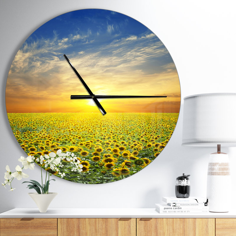 Beau coucher de soleil sur un champ de tournesols - horloge murale moderne, Moyen