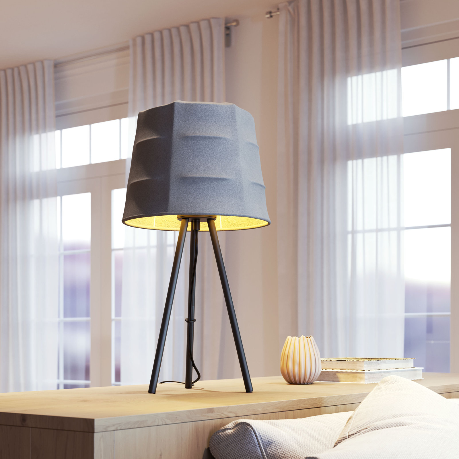 Metal Tripod Lamp