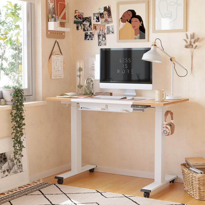 Bureau debout électrique à hauteur réglable avec plateau à crayons Inbox Zero, Blanc clair rustique / blanc