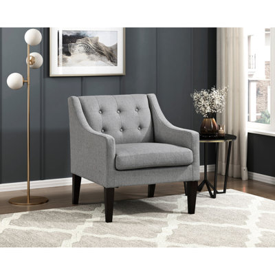 Élégante chaise d'appoint grise dans le salon, revêtement en tissu à boutons, base en contreplaqué, assise en mousse haute, coussin réversible, housse amovible, siège et pieds en bois d'hévéa brun