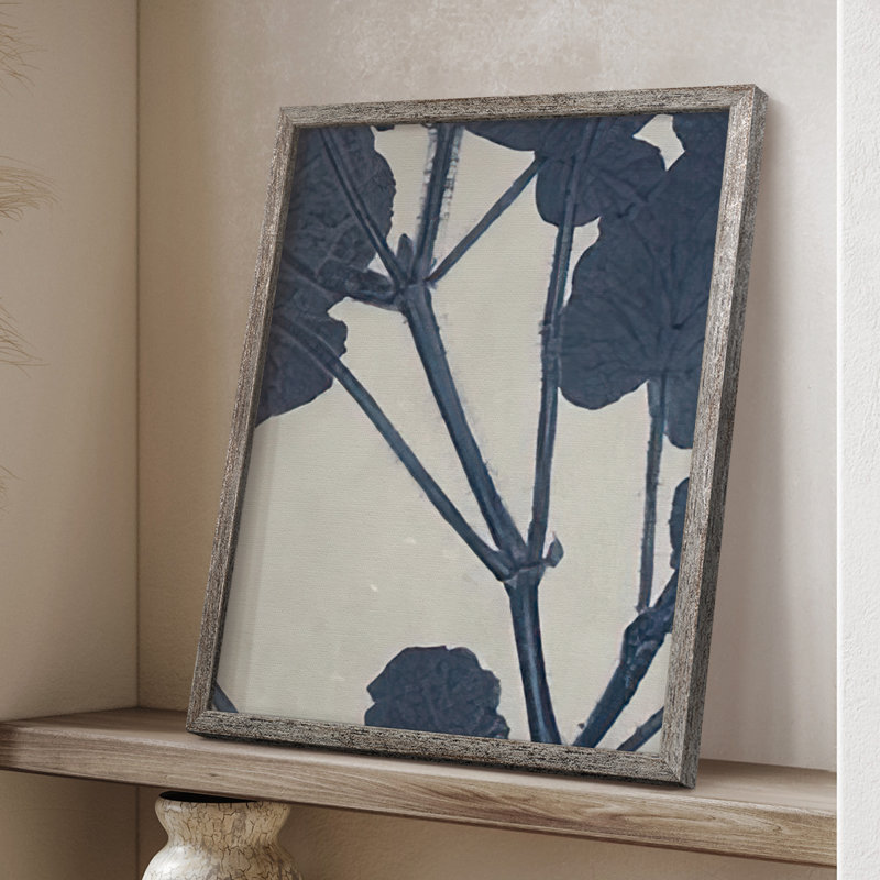 Reproduction encadrée de fleurs bleu marine pressées II - bois massif, H 15 po x l 12 po