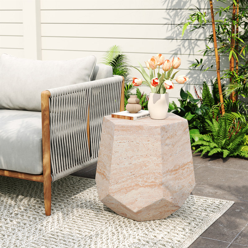 Table d'appoint en béton léger pour une utilisation intérieure et extérieure avec structure durable et conception géométrique moderne.