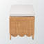 Banc de repose-pieds Constance en rotin festonné miel de Bohème, H 16,70 po x l 44,19 po x P 16,97 po