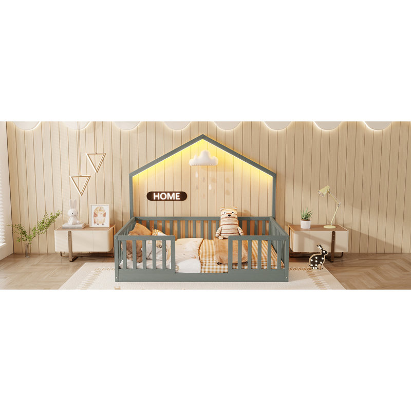 Lit double surélevé avec rails surélevés et structure simple de style maison, en bois gris pour des nuits de détente, sommeil paisible