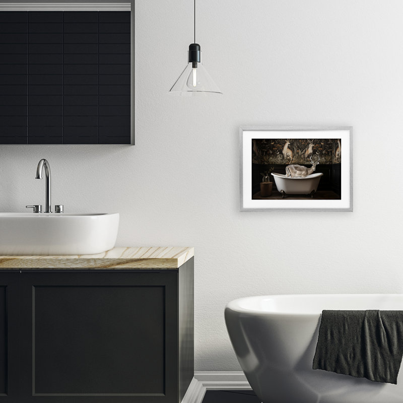 «Forest Elk Rustic Bath Time», reproduction encadrée sous verre, conception de Sasha, H 14 po x l 20 po, Cadre de ferme gris