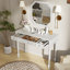 Bureau de maquillage rétro avec grand miroir