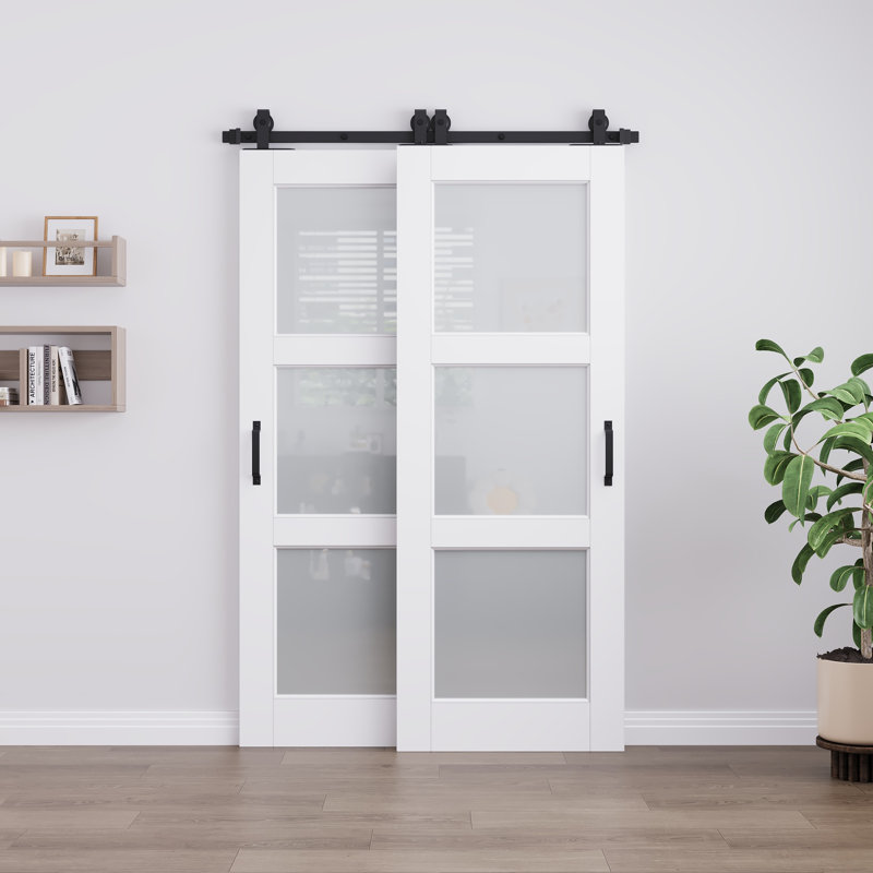 Porte de grange coulissante Bypass pré-assemblée avec panneau de porte en bois manufacturé en bois massif à 3 verres givrés et fini blanc avec trousse de quincaillerie d'installation