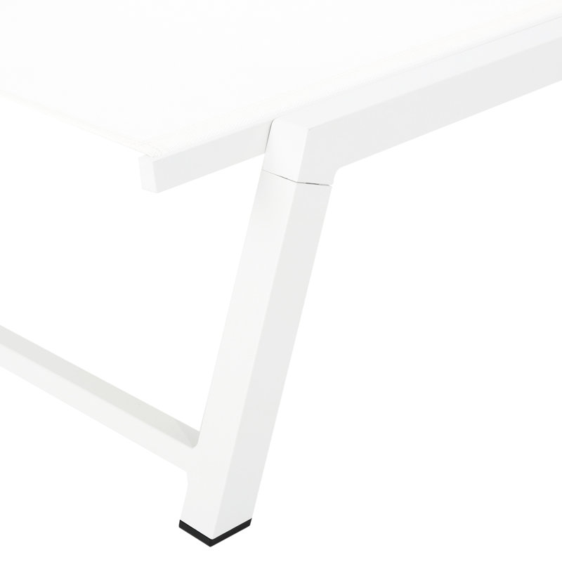 Chaise longue de patio blanche avec un design réglable en métal et en filet, - Profitez d'un moment de détente à l'extérieur