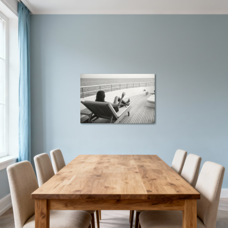 Femme à la mode relaxante sur une chaise longue au bord de la mer, H 16 po x l 24 po