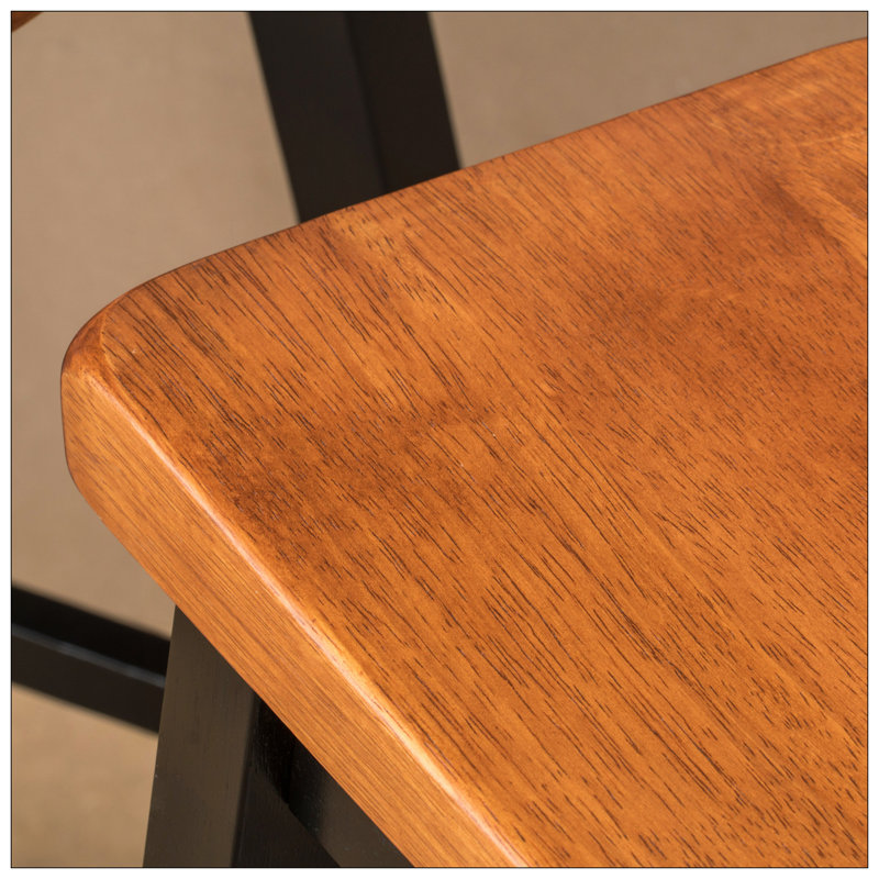 Tabouret en bois robuste avec une conception polyvalente pour la cuisine et le bar, parfait pour les réceptions et l'utilisation quotidienne.