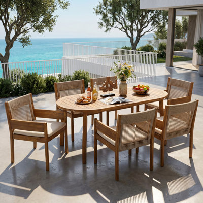 Ensemble de salle à manger d'extérieur Celia 6 places, style moderne du milieu du siècle, en bois d'acacia, avec table ovale, chaises en corde tressée et coussins.