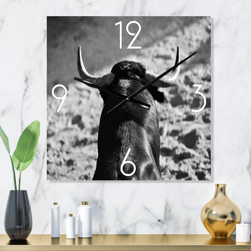 Portrait monochrome d'un taureau espagnol II - Horloge murale de ferme, Grand