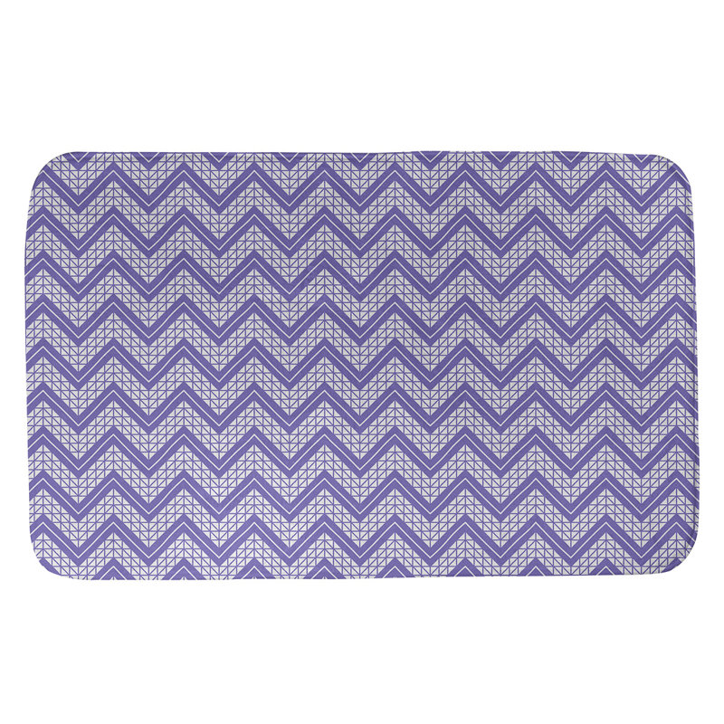 Tapis pour salle de bain à motif à chevrons à la main Stephenie, l 17 po x L 24 po, Mauve
