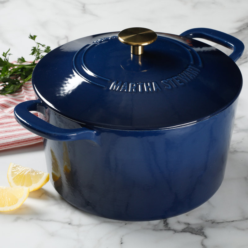 Martha Stewart Gatwick Faitout rond en fonte avec couvercle, Bleu marine avec poignée dorée