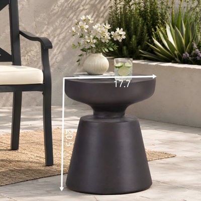 Table d'appoint d'extérieur en béton léger - de texture supérieure, stable et durable; une petite table polyvalente parfaite pour les balcons, les cours et les patios.
