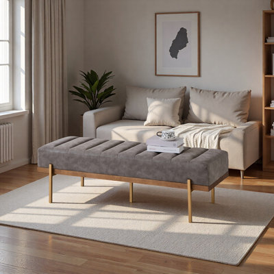 Banquette rembourrée capitonnée avec pieds dorés, structure robuste