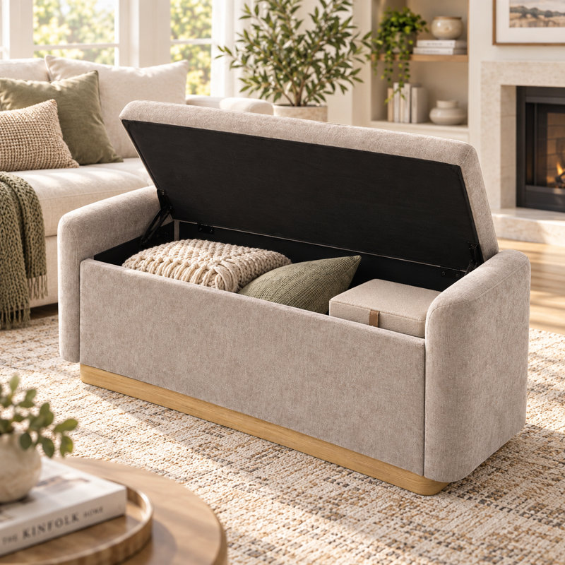 Banc coffre Canterbury avec revêtement en tissu chenille, piètement en métal doré, charnière de sécurité et structure en pin.