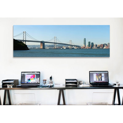«Panoramic Suspension Bridge Across a bay, Bay Bridge, San Francisco Bay, San Francisco, California, USA 2010» par Panoramic Images, reproduction sur toile tendue sur châssis