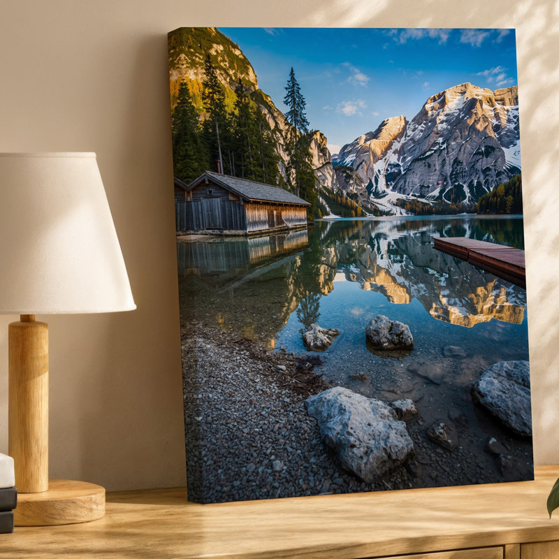 Toile, paysage de montagne serein avec une cabane en bois rustique à côté d'un art mural, un lac tranquille reflétant les sommets environnants, art mural