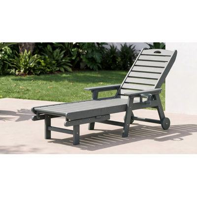 Chaise longue d'extérieur 78 po en PEHD avec roulettes et repose-pieds rétractable - Chaise longue inclinable à 5 positions toutes saisons avec porte-gobelet et finition en bois texturé pour la piscine, le patio et la terrasse