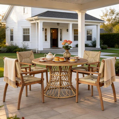 Ensemble repas 5 pièces pour l'extérieur: table ronde en bois d'acacia à finition teck et 4 fauteuils en osier à finition teck, mobilier de jardin