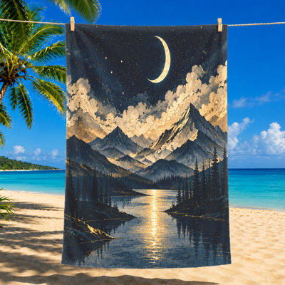 Serviette de plage 1Pcs Majestic Mountain, comprenant un croissant de lune serein, un ciel étoilé et des nuages dorés sur un lac réfléchissant de montagnes superposées, parfaite pour les voyages, les aventures en plein air et la conception artistique unisexe.