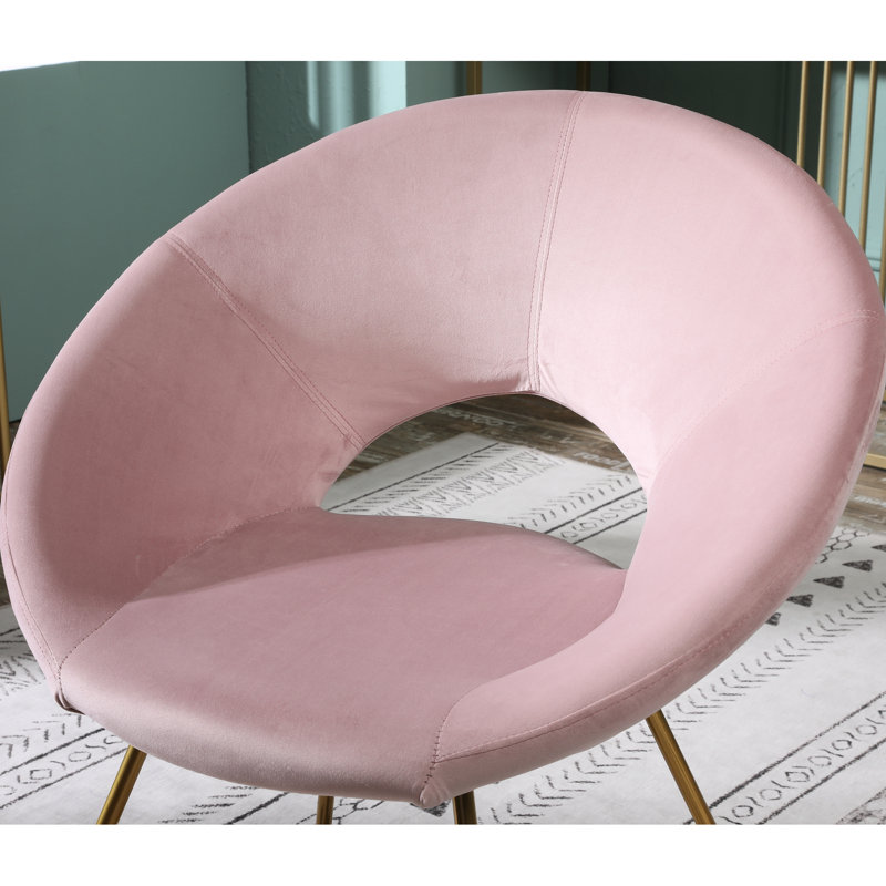 Chaise en velours rose captivante avec construction métallique dorée et support robuste