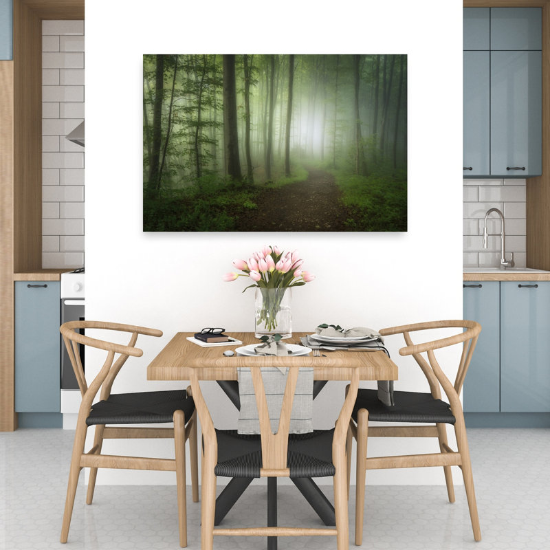 Sentier brumeux en forêt, impression d'art mural onirique et paisible représentant une forêt en pleine nature