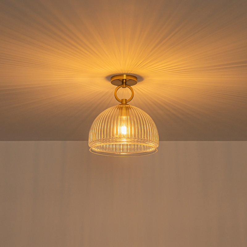 Plafonnier semi-encastré à une lumière, style moderne du milieu du siècle, avec abat-jour en verre transparent cannelé.