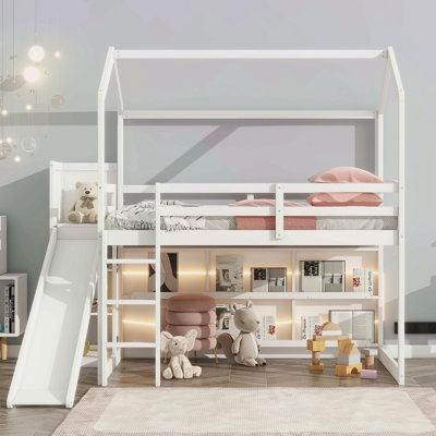 Lit mezzanine simple en bois avec glissade, tablettes de rangement et rampe d'escalade
