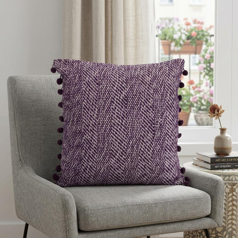 Coussin 18 "en coton tissé mauve et blanc avec pompons