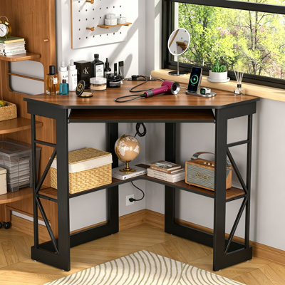 Bureau en coin Lambrecht avec prises et ports USB, bureau d'ordinateur triangulaire avec station de charge, tablette de rangement, bureau d'écriture peu encombrant pour petits espaces