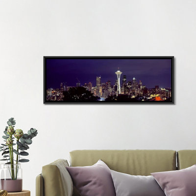Gratte-ciel dans une ville éclairée la nuit, Space Needle, Seattle, King County, Washington State, 2010 par Panoramic Images - Reproduction giclée sur toile panoramique