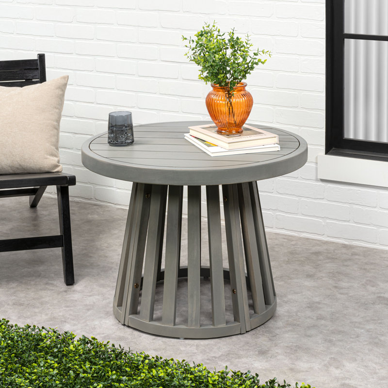 Table basse d'extérieur moderne en bois d'acacia de 28 po Solanya, base effilée à lattes, mobilier de patio gris délavé résistant aux intempéries