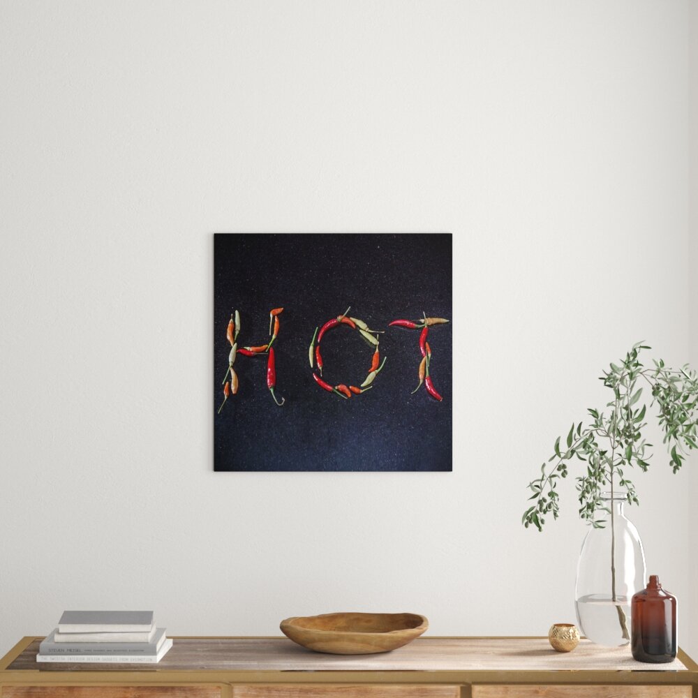 Leinwandbild Chilis, die das Wort Hot bilden