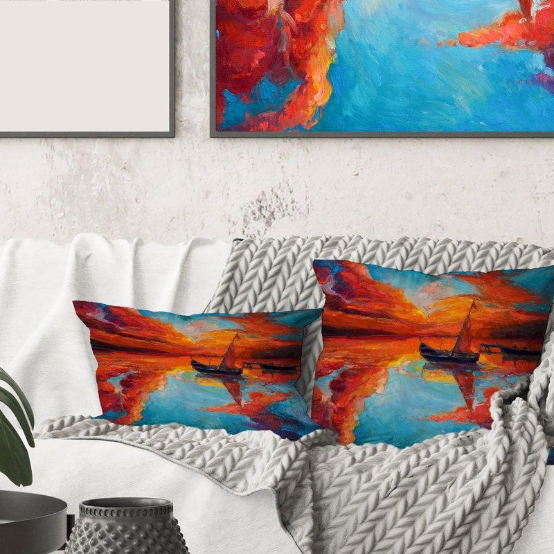 Housse et insert de coussin petit bateau pendant un coucher de soleil profond et chaud, 18" x 18"