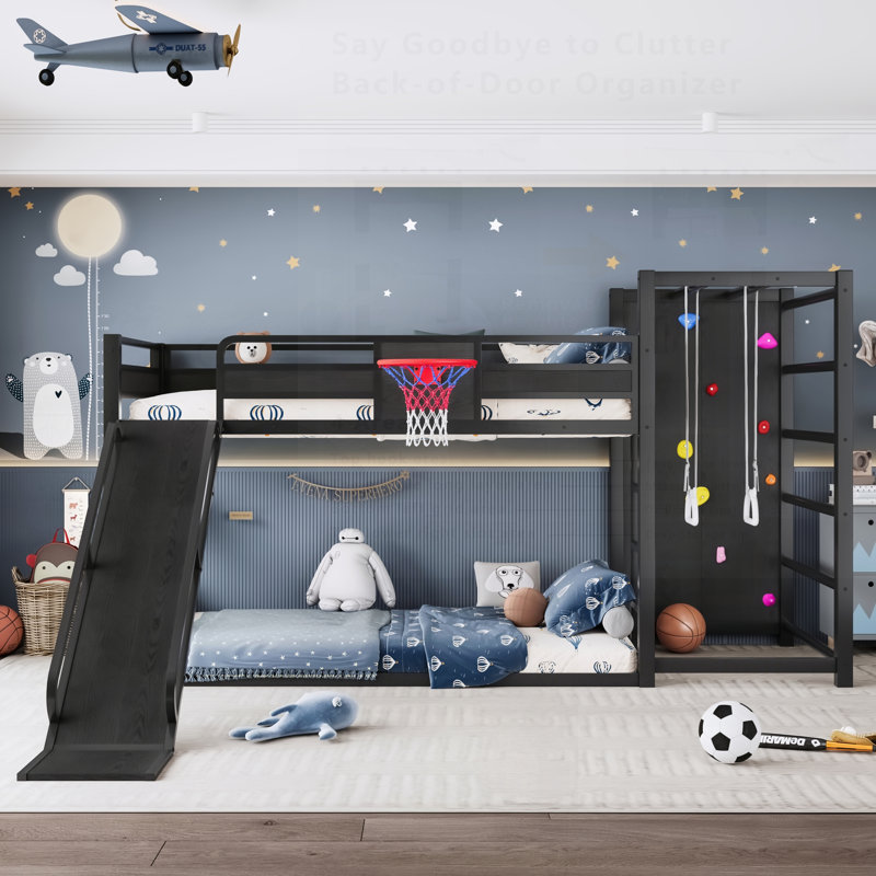 Lit superposé en métal avec panier de basketball, anneaux de traction, mur d'escalade et étagères intégrées pour s'amuser et apprendre