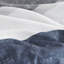 Édredon simple à rayures bleu / gris. Feuille imprimée en microfibre. Rempli. Édredon, taies décoratives, drap plat, taies d'oreiller ajustées. Convient aux matelas jusqu'à 12 po. Lavable. Literie bleue / grise avec édredon.-122455620-122455621