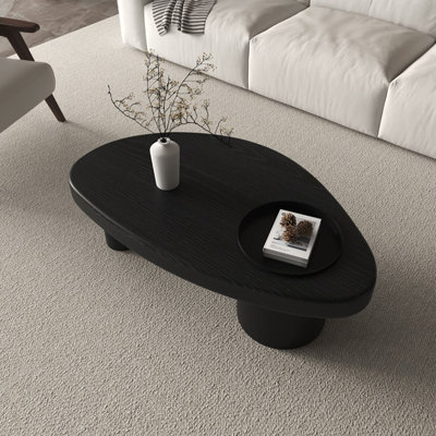 Table basse de style nordique en bois massif.