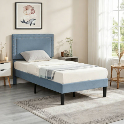 Lit plateforme simple tapissier en velours bleu clair avec tête de lit réglable, cadre de lit moderne avec lattes de bois, aucun sommier tapissier requis
