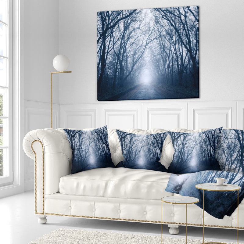 Sentier dans une forêt d'automne foncé - coussin à imprimé paysage, 16 po x 1 po, Coussin décoratif