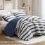 Édredon rayé à 3 teintes pour lit double / grand lit, aspect froissé doux, rembourrage intégral, revers en microfibre brossée, esthétique côtière contemporaine bleue,-131527614