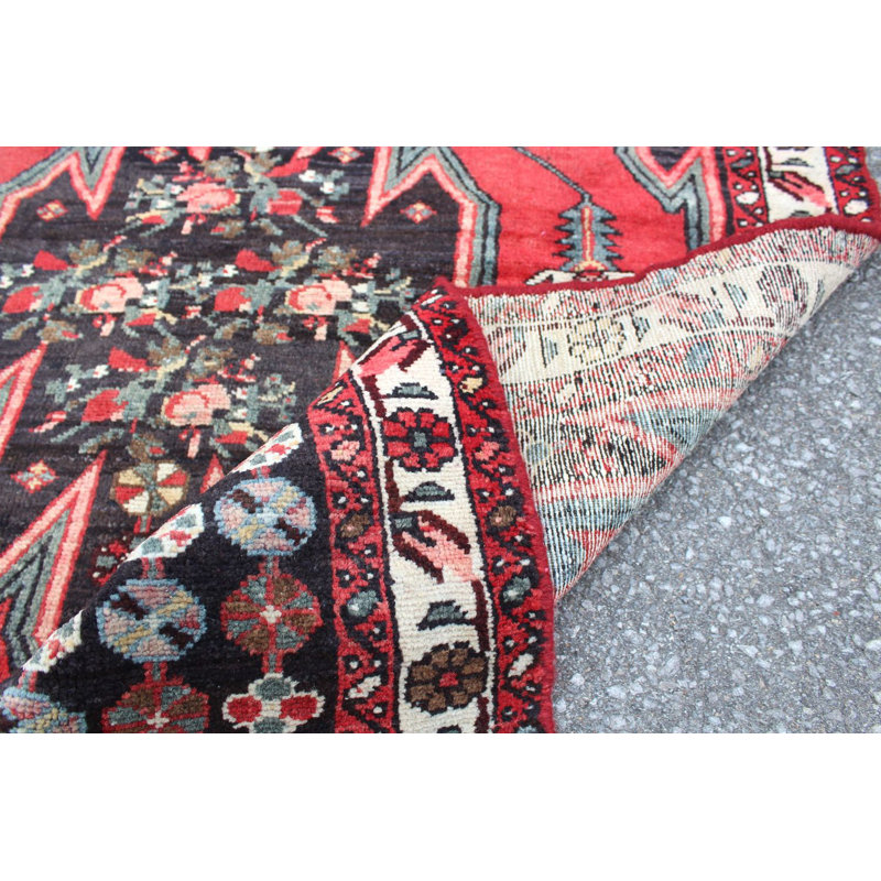 Tapis unique en laine noué à la main des années 1950 de 4 pi 4 po x 6 pi 9 po en rouge / noir / brun