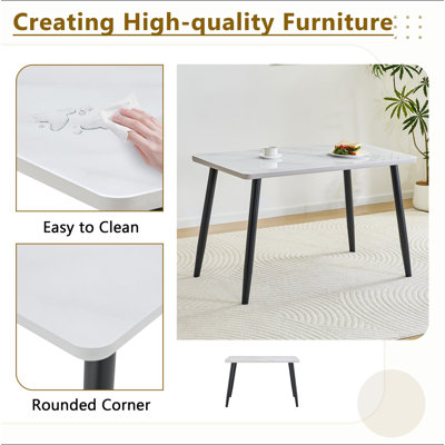 Ensemble de table et de chaises. Table de salle à manger rectangulaire moderne. Comptoir en verre trempé + panneau inférieur en panneau de fibres à densité moyenne. Combiné avec 4 chaises en plastique transparent avec pieds en métal. Apportez une expérience confortable à la maison.