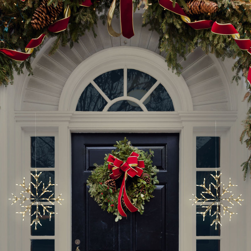Outdoor LED LED Lighted Window Décor, Gold