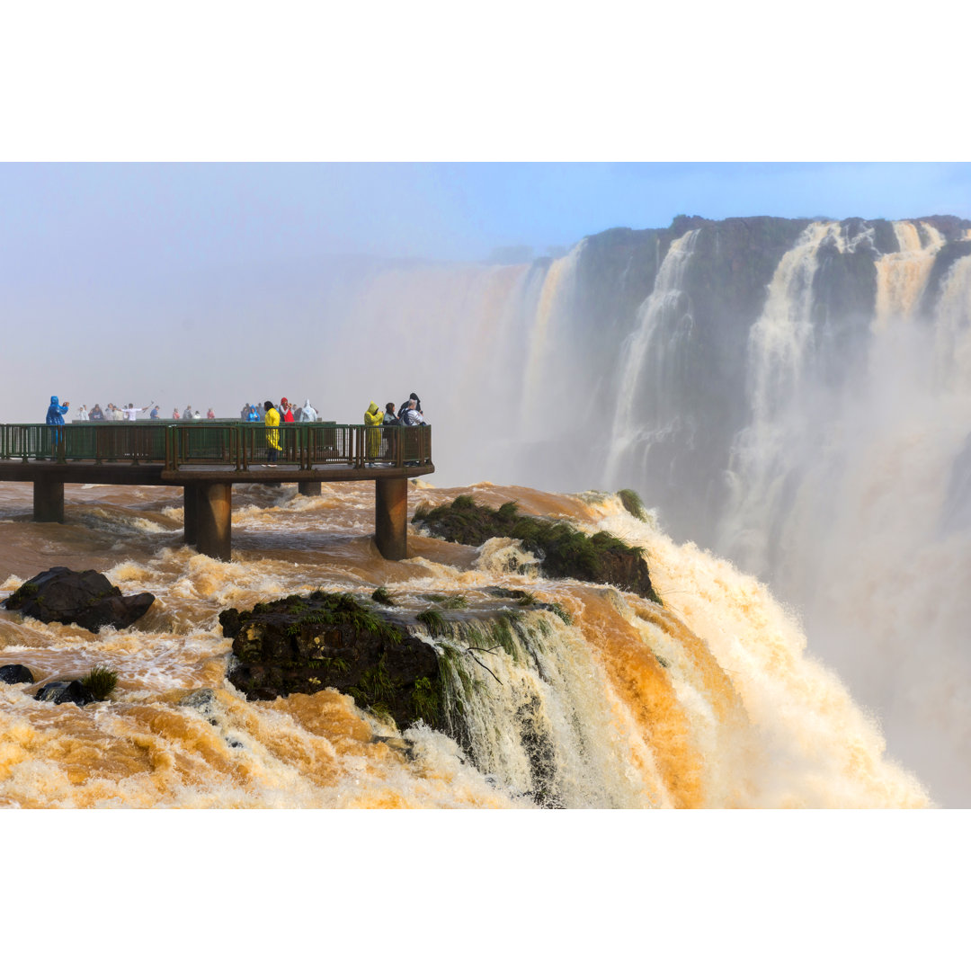 Touristen an den Iguazu-Fällen