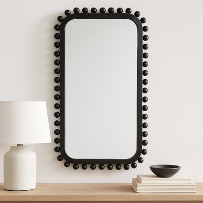 Miroir contemporain à cadre en bois avec un design rectangulaire arrondi et une bordure en sapin perlé pour un décor de style moderne