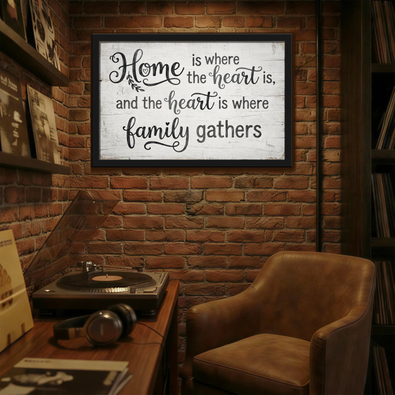 Texte et chiffres «Home Is Where The Heart Is» et «The Heart Is Where Family Gathers», H 20 po x l 30 po